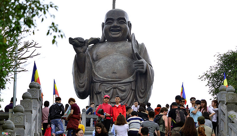 Nhét tiền lẻ, xoa đen tượng phật ngày khai hội chùa Bái Đính